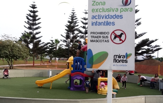 En Miraflores, una parque infantil excluye a las mascotas.