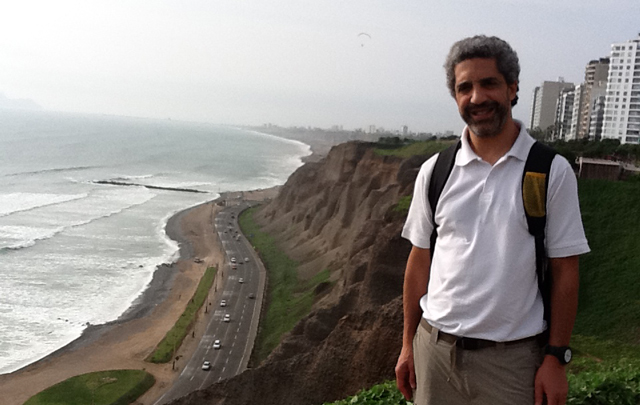 Fernando Genesir, en uno de los miradores naturales de Lima.