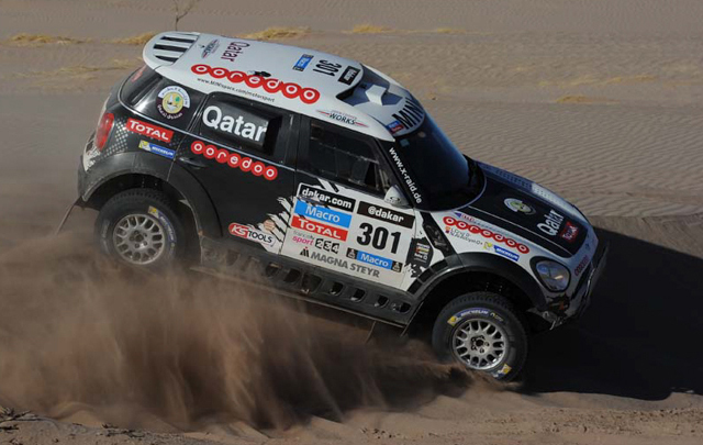 FOTO: Auto en marcha en la quinta etapa del Dakar 2014