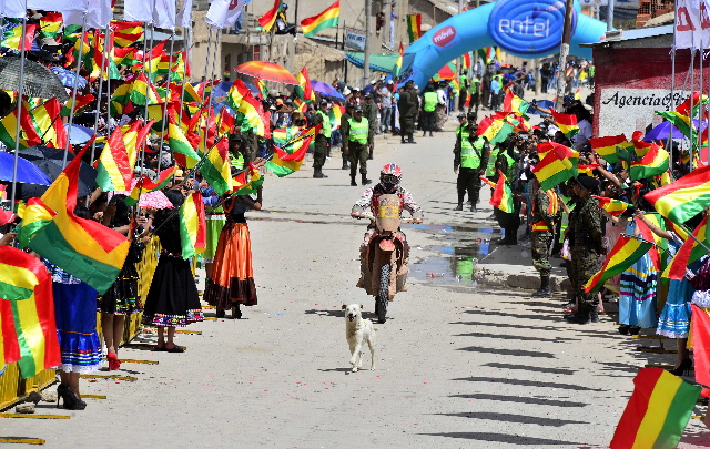 Barreda es alentado por el público boliviano que asistió en masa a ver la carrera.