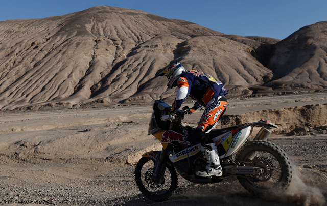 FOTO: Peterhansel, el máximo ganador del Dakar, voló en el desierto chileno. 