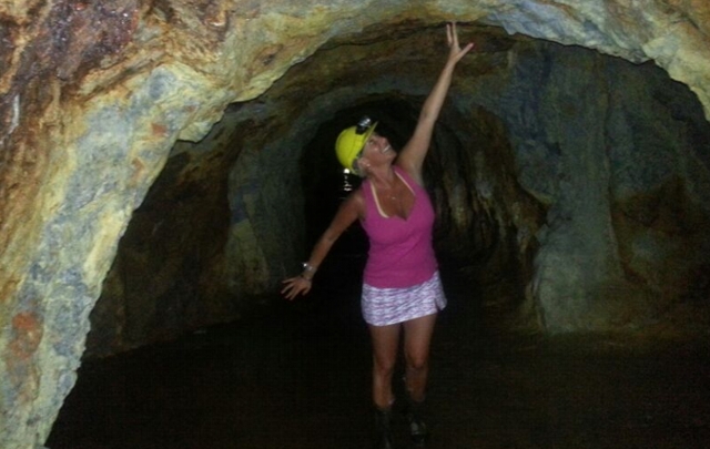 Celeste Benecchi visitó la mina de oro de La Carolina. 