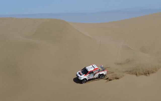 FOTO: De Villiers en la décima etapa del Dakar 2014