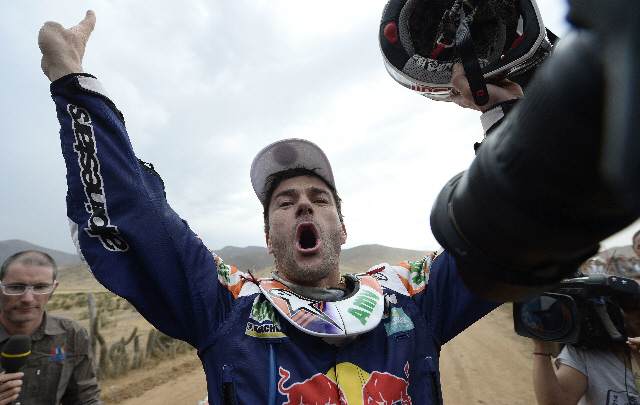 Mar Coma festeja su impecable triunfo en el Dakar 2014.