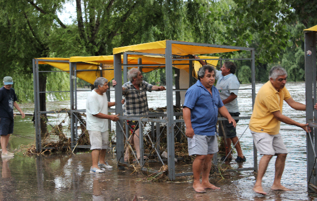 Comercios inundados por la creciente del río Mina Clavero.