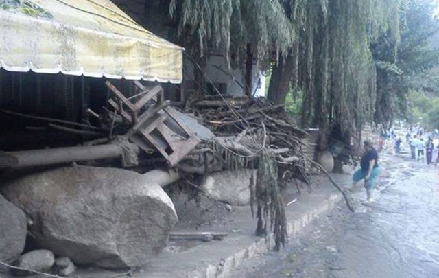 Un alud arrasó con un camping en la localidad de El Rodeo.