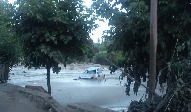 Un alud arrasó con un camping en la localidad de El Rodeo.