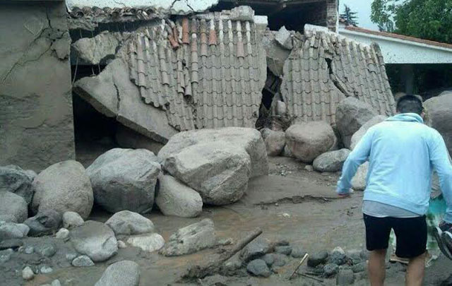 Así quedaron las piedras que impactaron contra una casa.