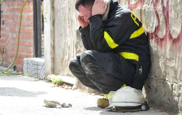 Un bombero se comunica con sus familiares para avisar que se encuentra vivo.