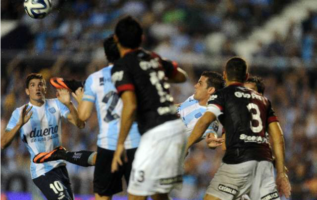 Los equipos se fueron a los vestuarios con la victoria parcial de Racing por 2 a 0.