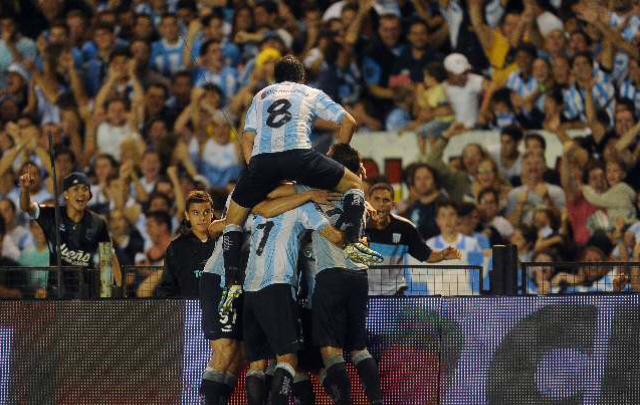 Festejo del segundo gol de Racing, convertido por Gabriel Hauche.