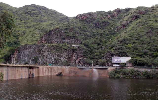 El agua está 68 cm por encima del nivel del vertedero.