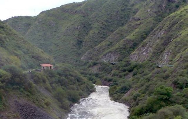Por la apertura de las válvulas, el río incrementó su caudal.