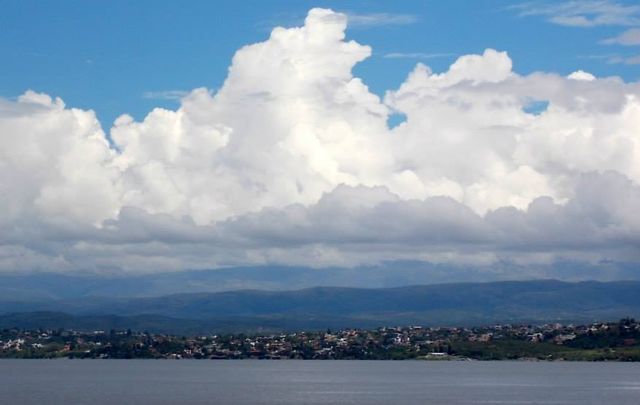 Hermosa postal del lago de bote a bote.