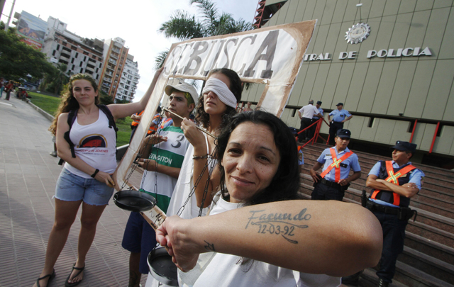 La marcha se concentró en la Plaza de la Intendencia, frente a la Municipalidad.