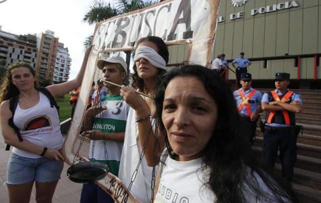 La marcha se concentró en la Plaza de la Intendencia, frente a la Municipalidad.
