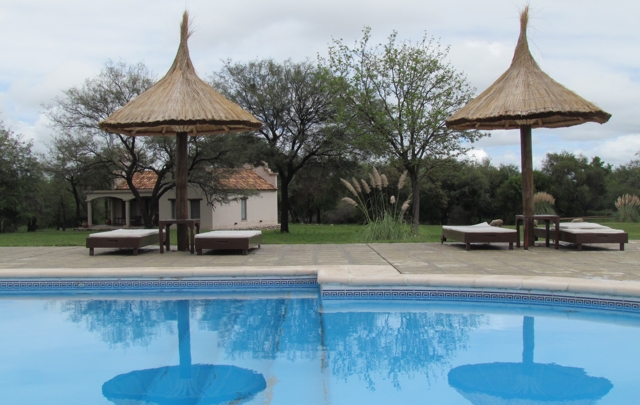 El estilo rústico también se aprecia en el solarium.