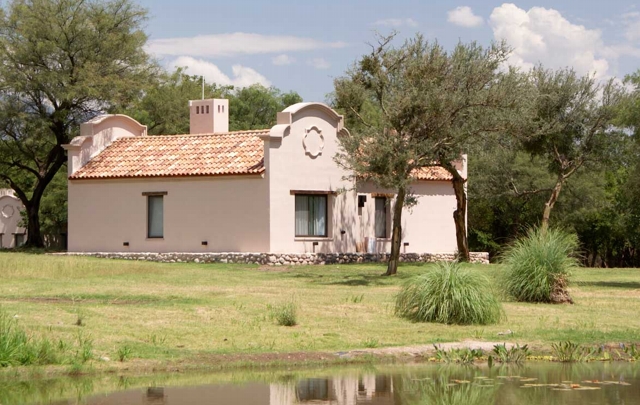 Una de las cabañas estilo casa de campo del lugar.