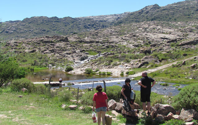 Los turistas disfrutan del balneario Abuela Teresa en Traslasierra.