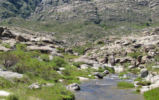 Los turistas disfrutan del balneario Abuela Teresa en Traslasierra.