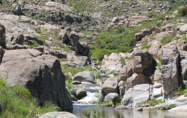 Los turistas disfrutan del balneario Abuela Teresa en Traslasierra.