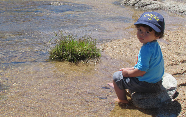 Los turistas disfrutan del balneario Abuela Teresa en Traslasierra.