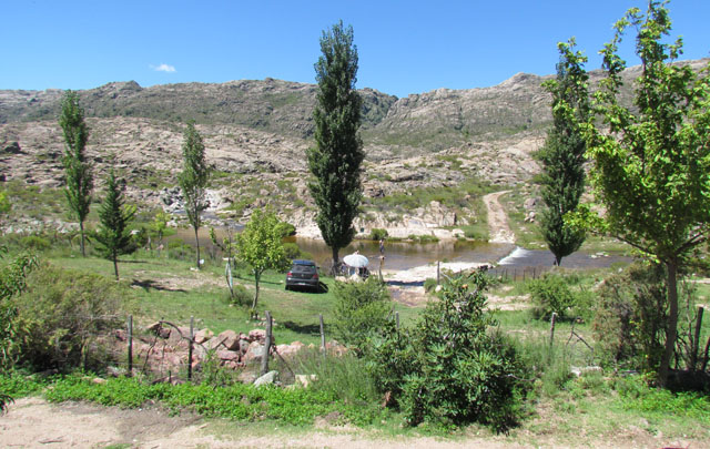 Los turistas disfrutan del balneario Abuela Teresa en Traslasierra.