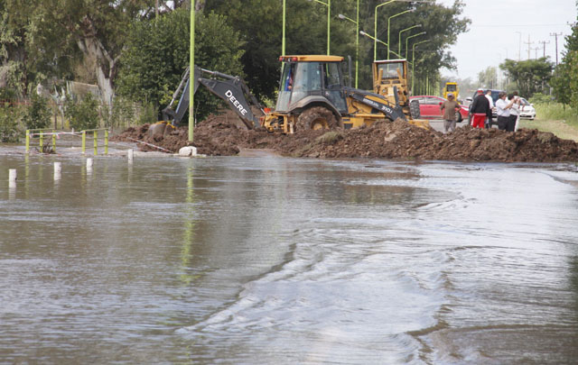 Demolieron la ruta 2 para evitar inundaciones en Villa María y Villa Nueva.