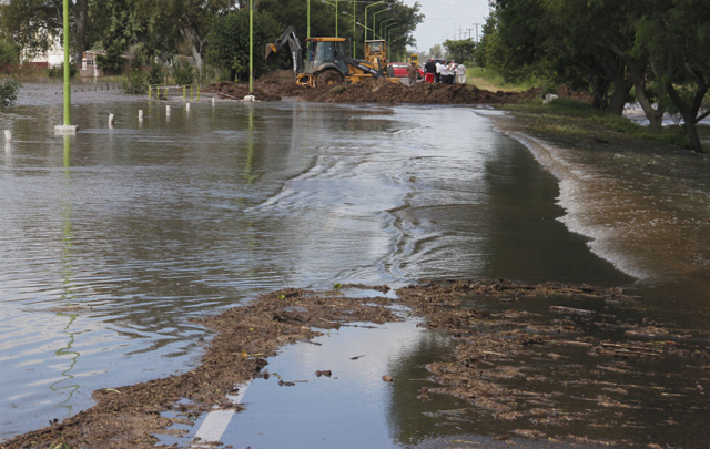 Demolieron la ruta 2 para evitar inundaciones en Villa María y Villa Nueva.