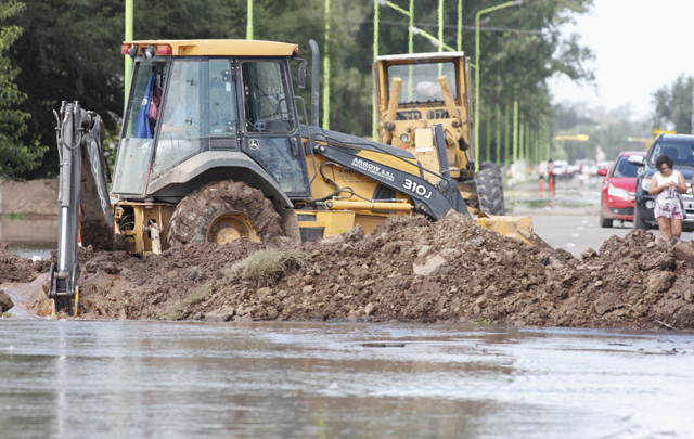 Demolieron la ruta 2 para evitar inundaciones en Villa María y Villa Nueva.