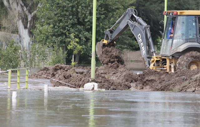 Demolieron la ruta 2 para evitar inundaciones en Villa María y Villa Nueva.