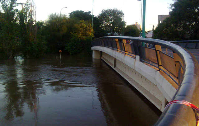 Se teme que el cauce de agua desborde en las próximas horas. 