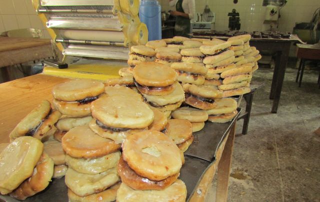 Orlando visitó la fábrica de alfajores artesanales ''Elmira Castro'' en Cura Brochero