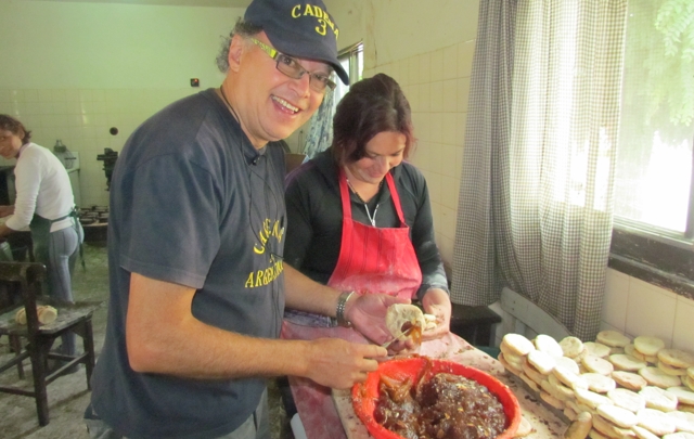 Orlando visitó la fábrica de alfajores artesanales ''Elmira Castro'' en Cura Brochero