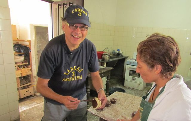 Orlando visitó la fábrica de alfajores artesanales ''Elmira Castro'' en Cura Brochero
