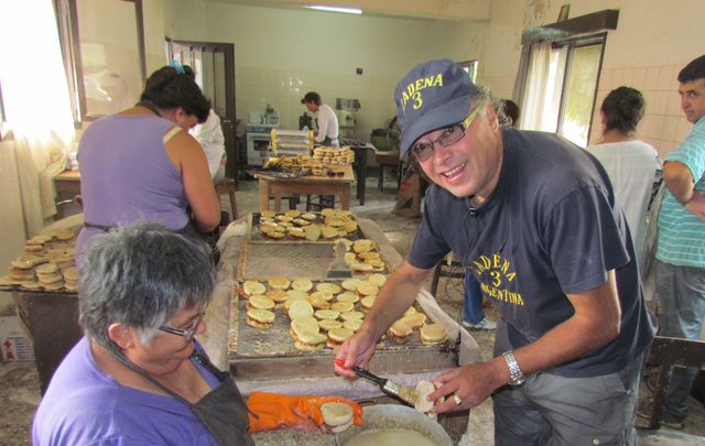 Orlando visitó la fábrica de alfajores artesanales ''Elmira Castro'' en Cura Brochero
