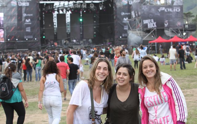 Las chicas una de las primeras en llegar al predio.