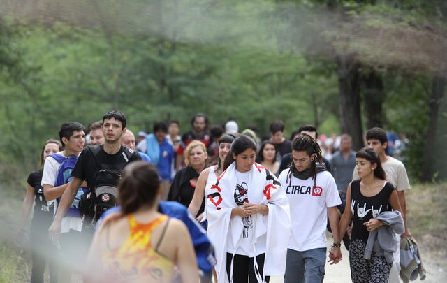 Los jóvenes en la caminata antes de entrar al predio.