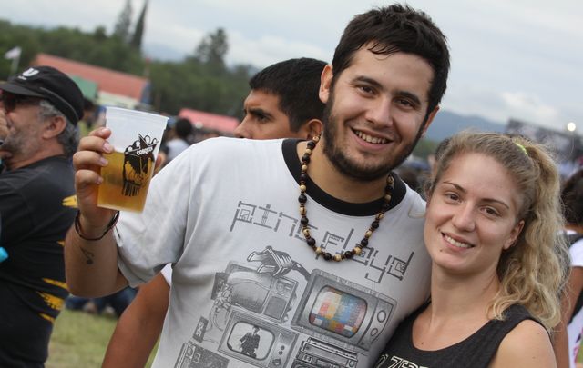 Un joven, muy bien acompañado.