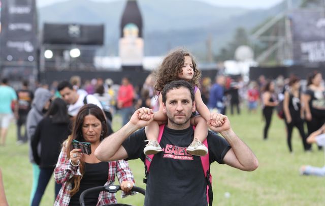Familias enteras desafiaron la lluvia y disfrutaron de la fiesta. 