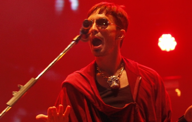 Ilia Kuriaki pisó fuerte sobre el escenario después de León Gieco.