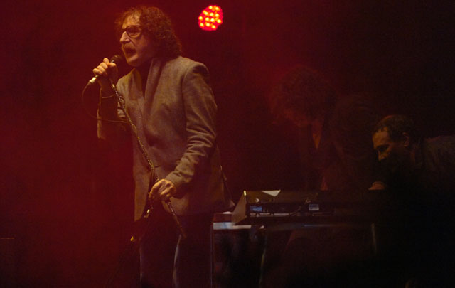 Charly García su subió al escenario pasada la medianoche.