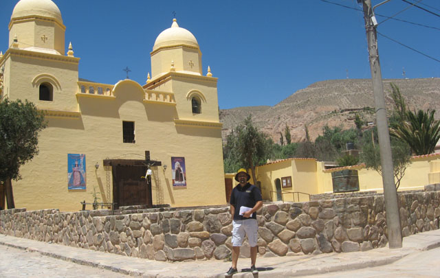 La iglesia ubicada frente a la plaza principal del pueblo.