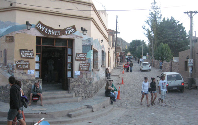 Las calles empedradas, tipo peatonal, una característica de Tilcara.