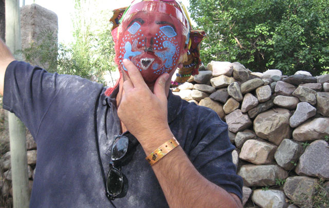 Juan Pablo Viola, máscara en mano para la cermonia.