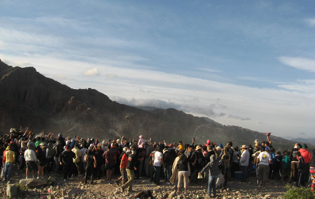 Cerca de 30 mil turistas participan de la ceremonia.