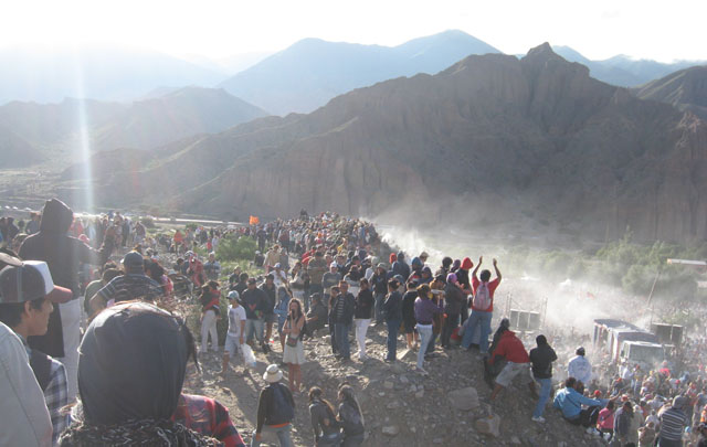 FOTO: Cerca de 30 mil turistas participan de la ceremonia.