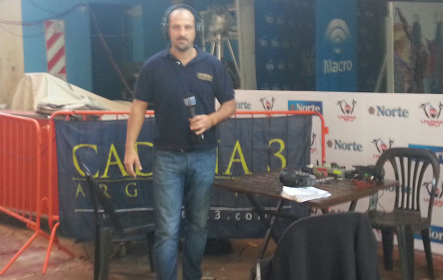 Juan Pablo Viola, en plena transmisión.