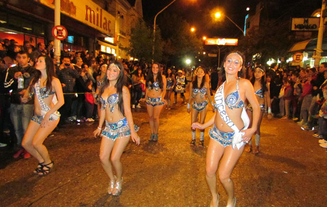 FOTO: El clima no arruinó los carnavales en Mina Clavero.