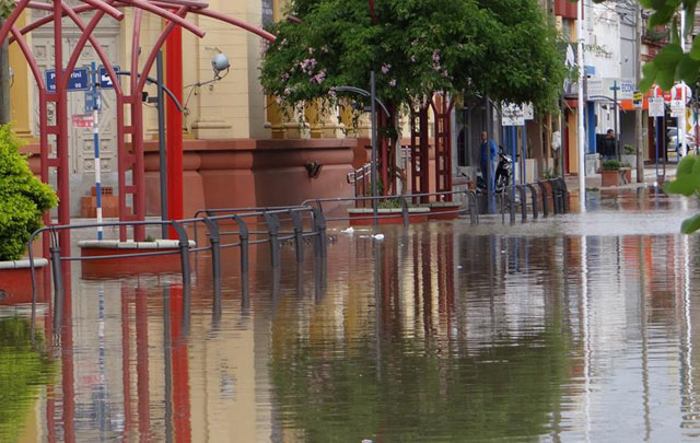 El agua llegó al centro de Bell Ville.